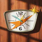 Настенные ретро-часы «Орбита-57» со светло-оливковым корпусом и хром-ободом, вдохновлённые космическим стилем 1950-х