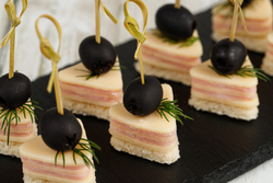 Канапе ветчина, сыр, маслина