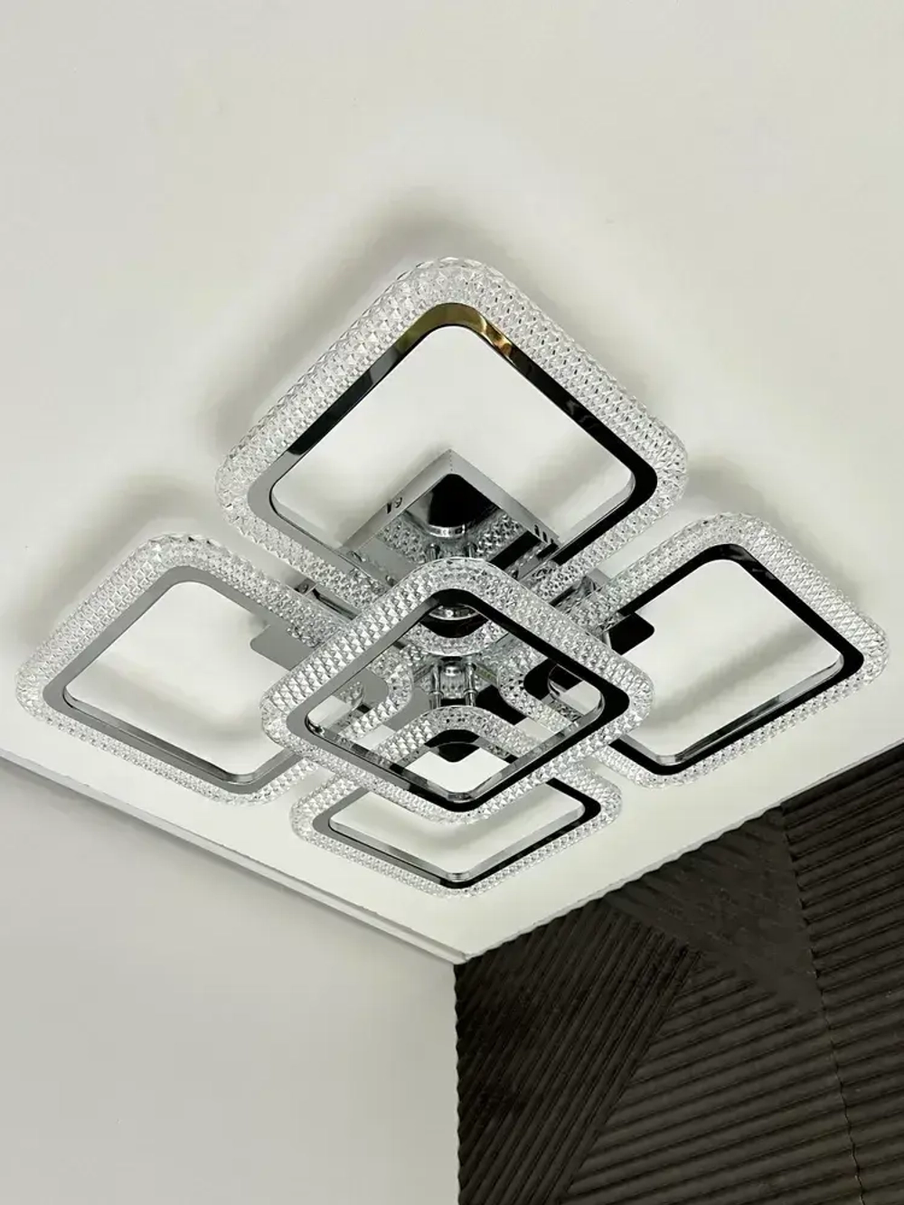 Люстра потолочная в цвете хром с пультом для всех видов потолков, 130 Вт