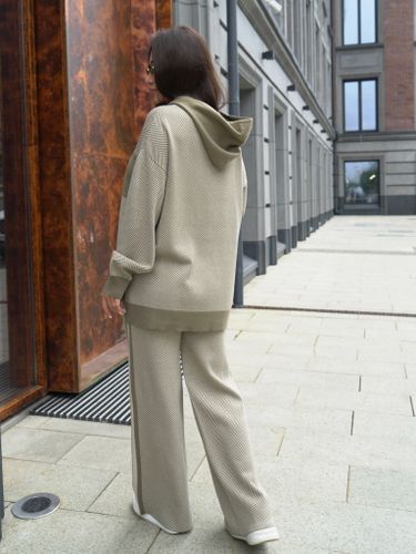 Оливковый трикотажный костюм в полоску