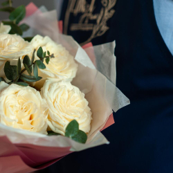 Букет садовых роз Кендилайт с эвкалиптом в оформлении