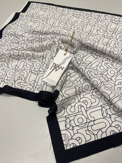 Платок-купон смесовый необработанный, плетение твил (Lacoste, 70%вискоза/30%шелк, 68*68, Жемчужный фон/черная надпись бренда и черная кайма по периметру платка, 54 гр/м2)