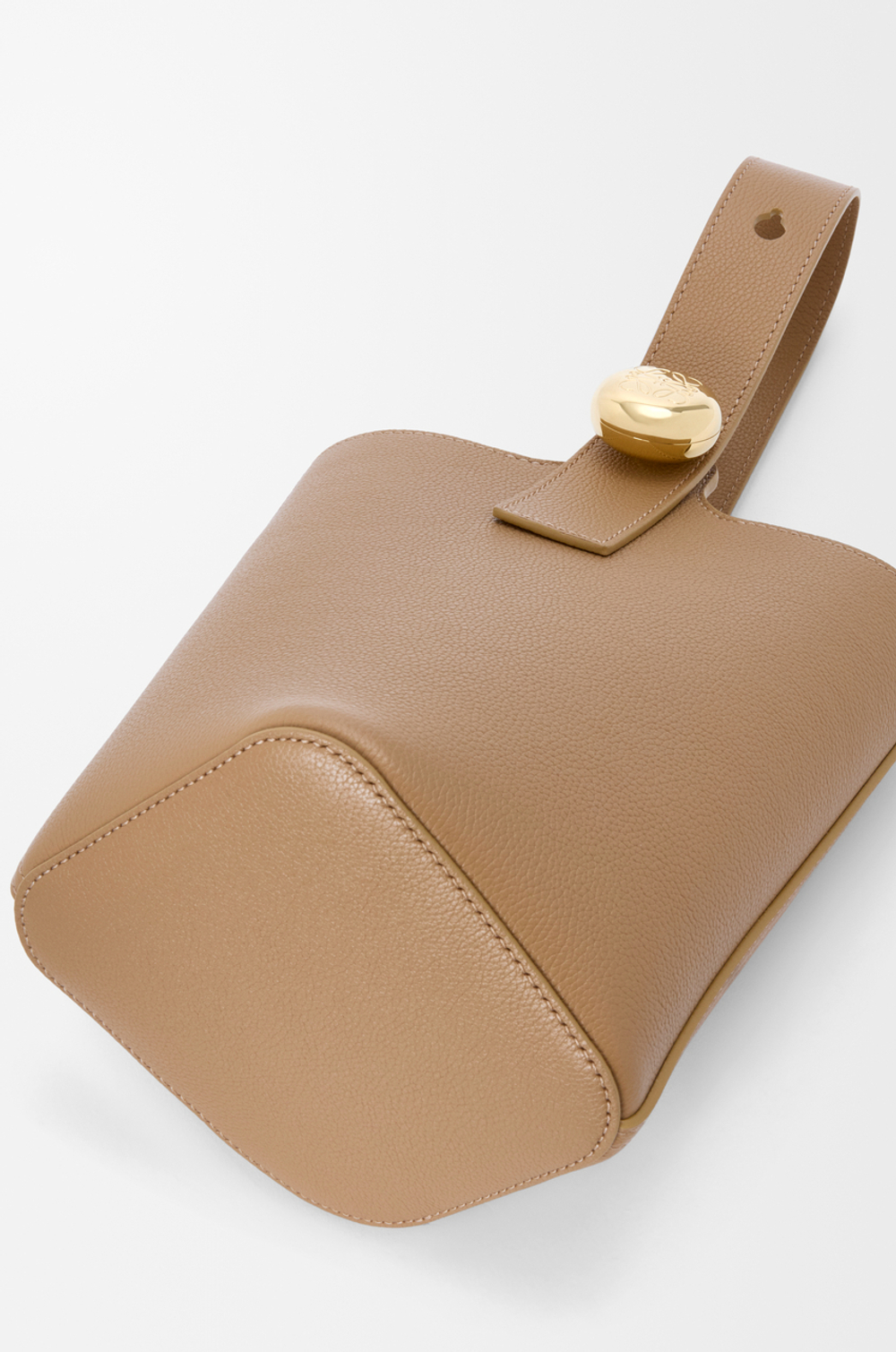 Loewe Мини-сумка-ведро Pebble из мягкой зернистой телячьей кожи, светло-коричневый
