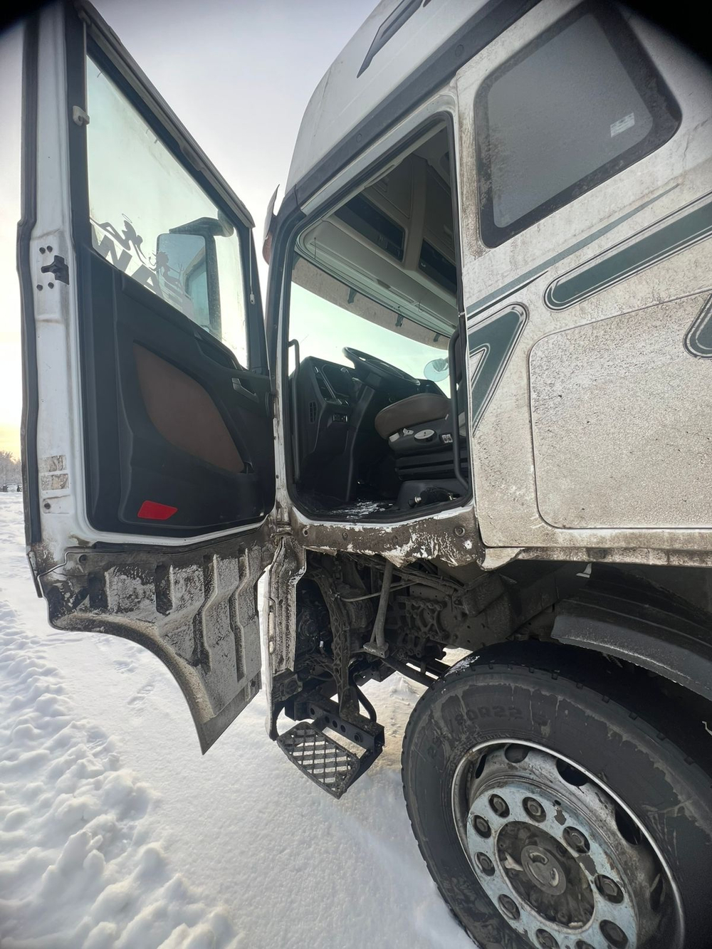 FAW J7 6x4 Седельный тягач CA4250P77K25T1E5 (Дизельный, 12.5 л, 553 л.с. АТ)