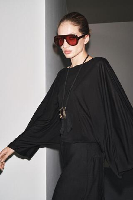 ZARA АСИММЕТРИЧНАЯ НАКИДКА ИЗ СТРУЯЩЕЙСЯ ТКАНИ, ЧЕРНЫЙ