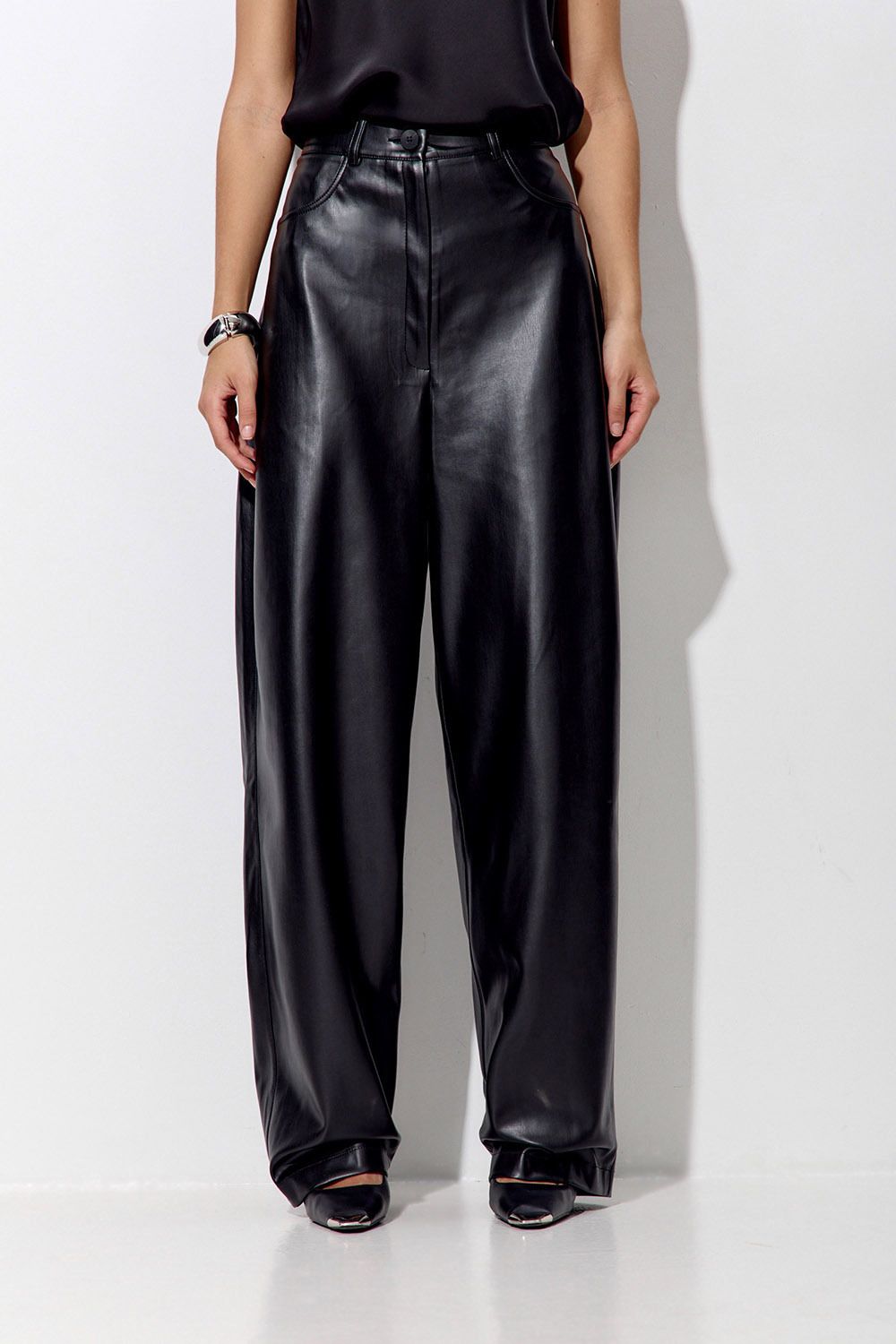 Брюки Baggy из экокожи черного цвета