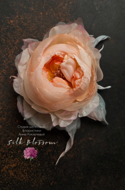 Брошь Английская Роза из шелка персиковая