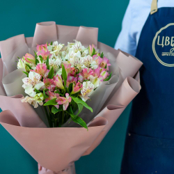 Букет из 15 альстромерий в упаковке