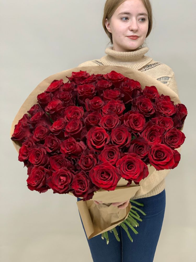 Букет 55 красных роз Эквадор 50см в крафте