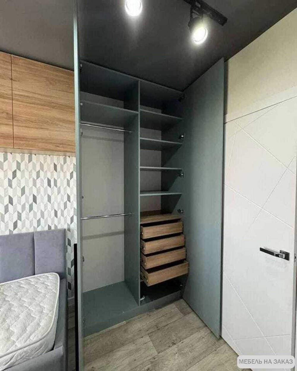 Рабочая зона у окна + шкафы на заказ