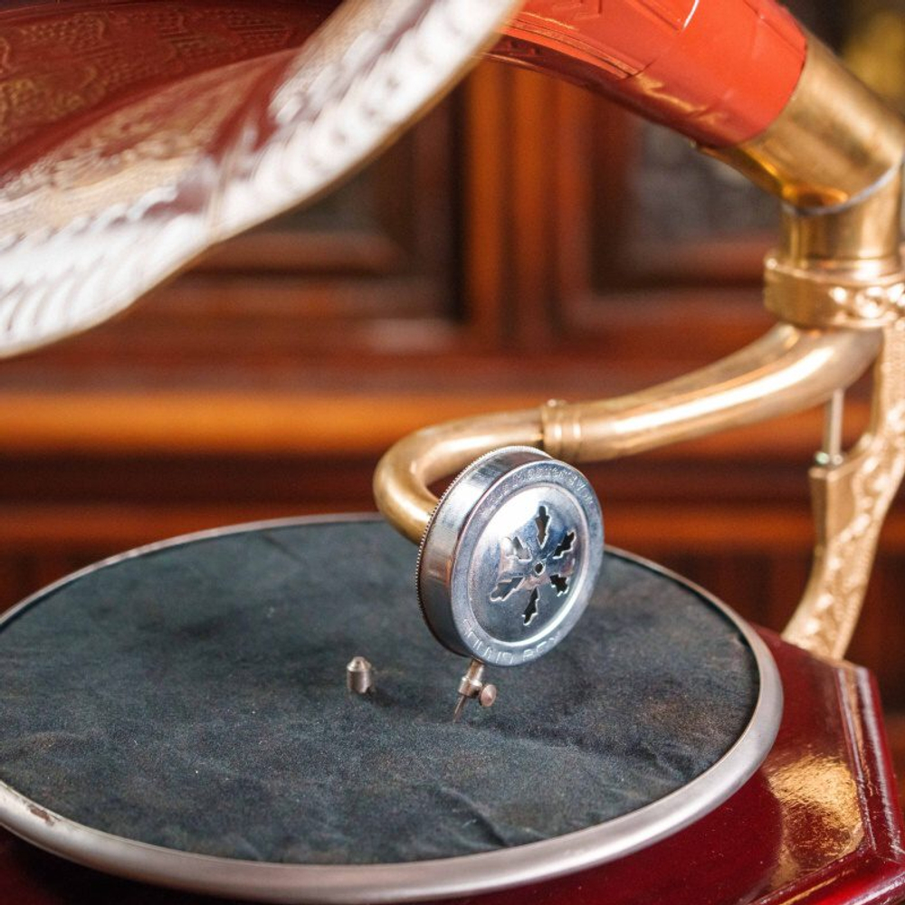 Настольный граммофон в классическом стиле