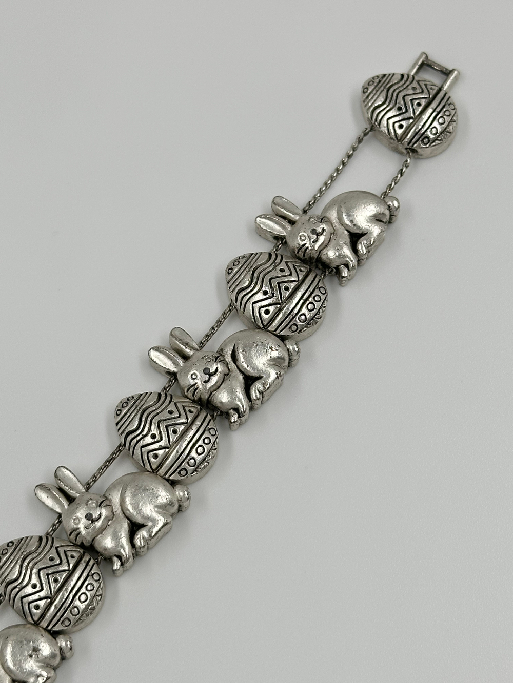 Браслет Пасхальные кролики в серебряном цвете