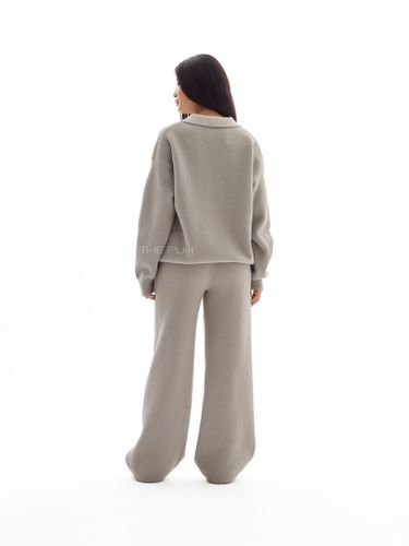 Серый костюм с вышивкой и воротом-поло