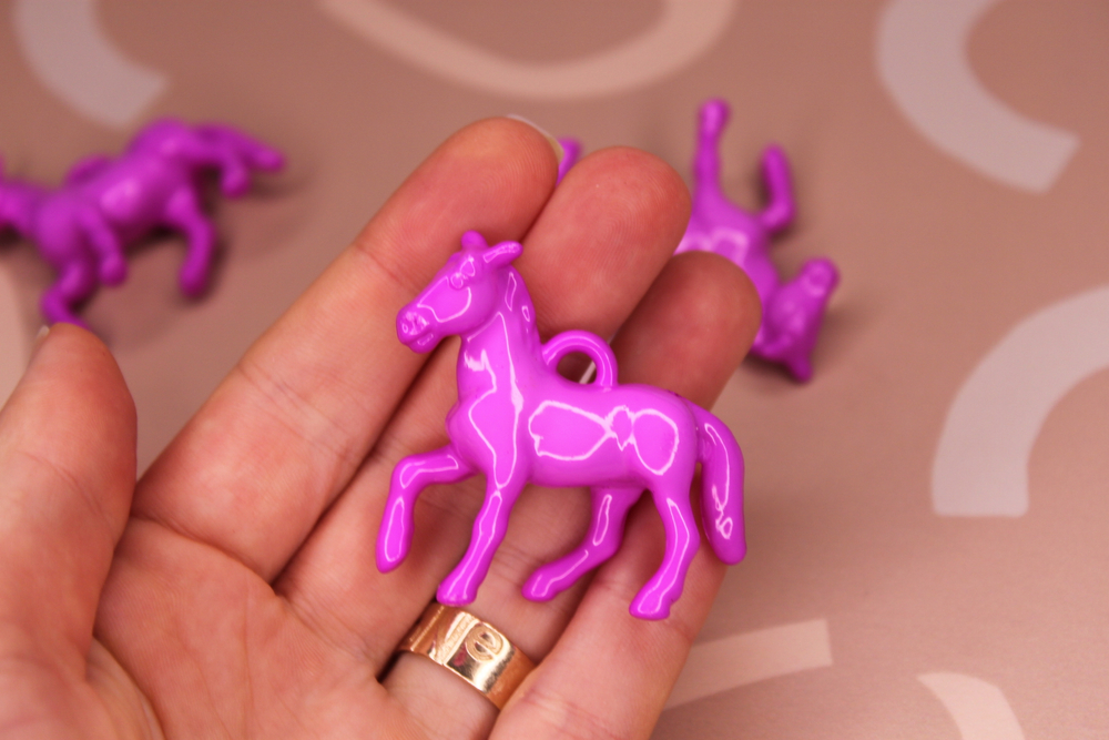 Подвеска лошадь фуксия 45х42 мм акрил