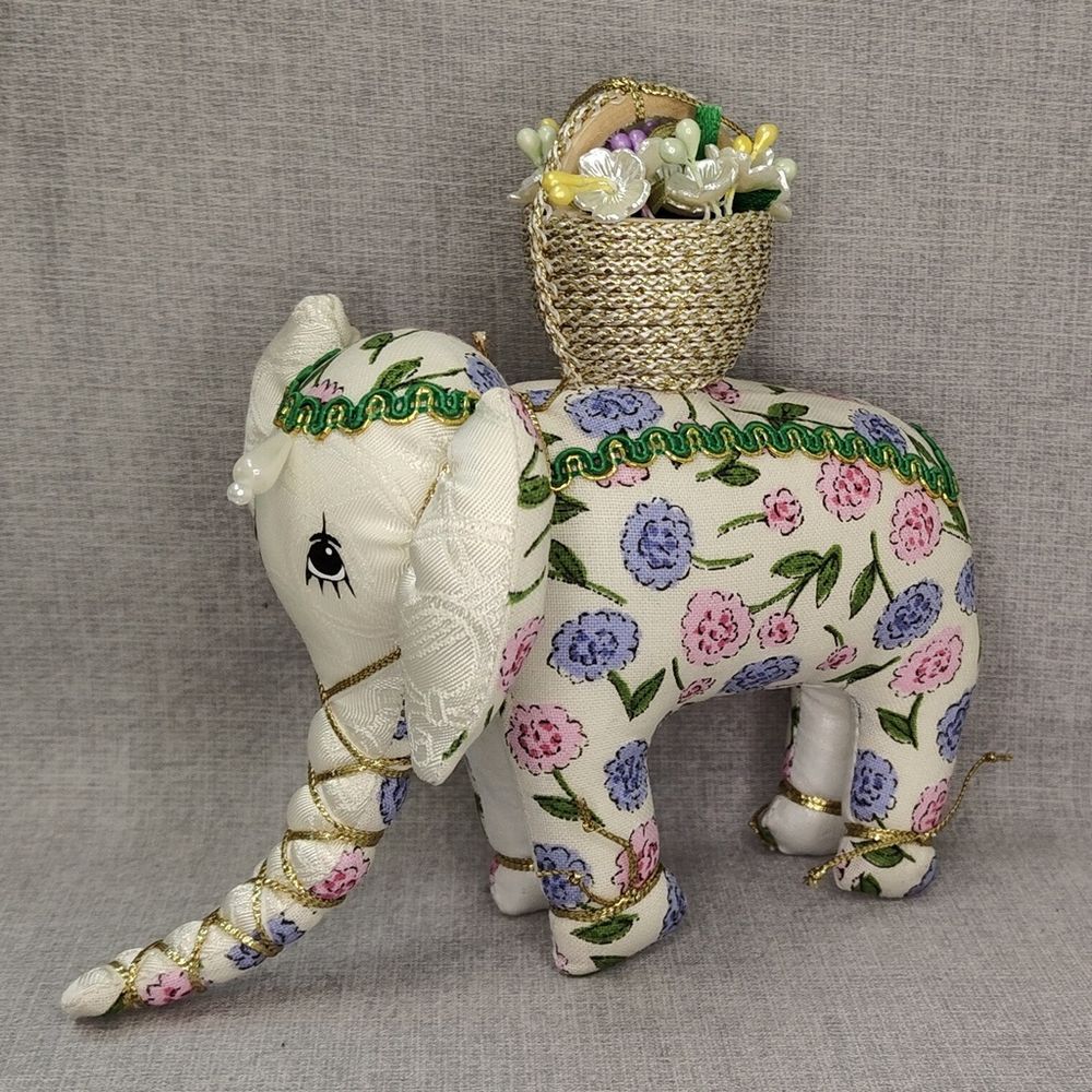 Ёлочная игрушка Слон с аксессуаром