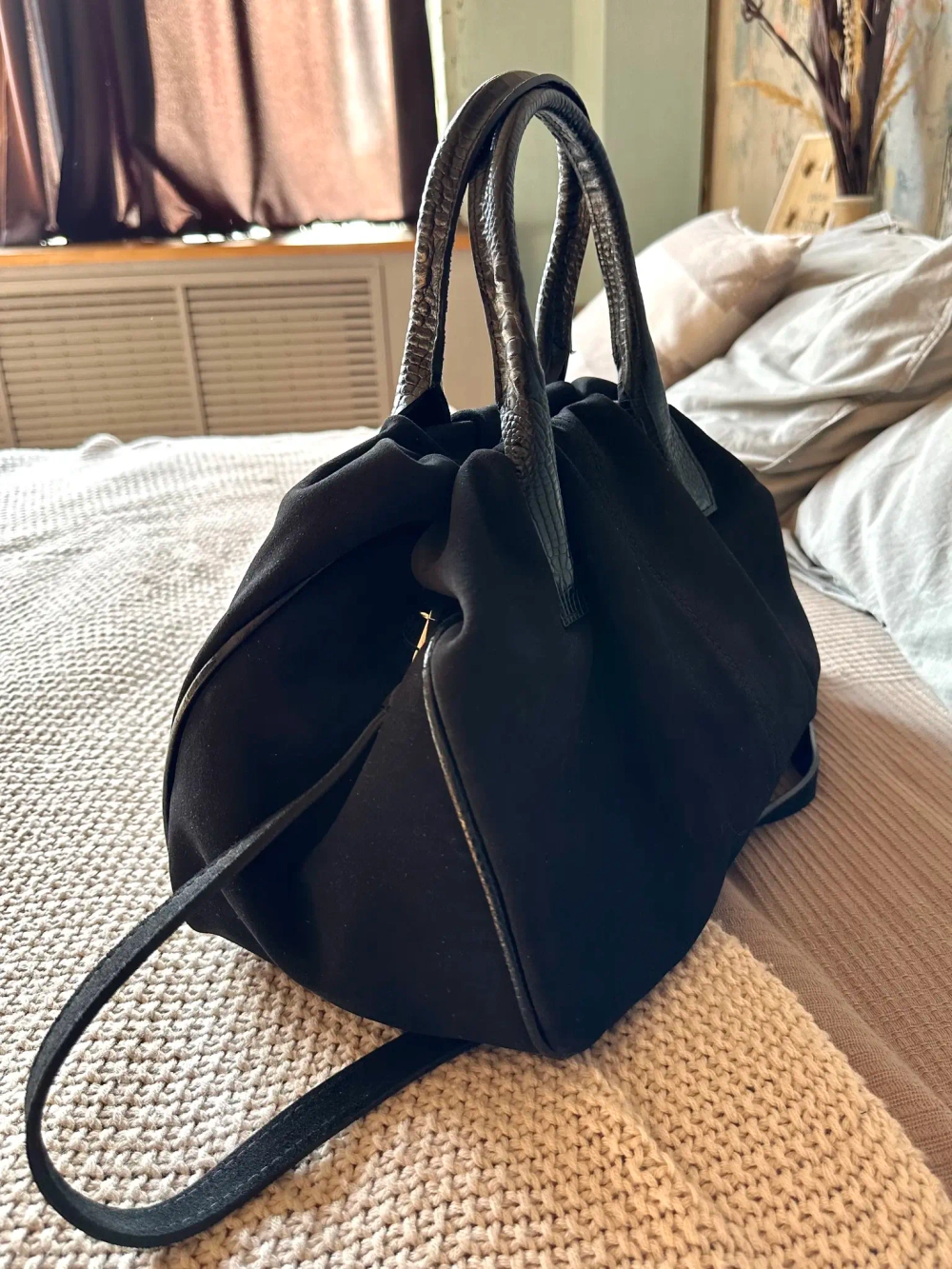 Женская черная сумка из натуральной замши