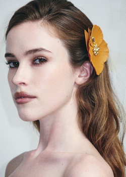 Заколка-пион из кожи оранжевого цвета