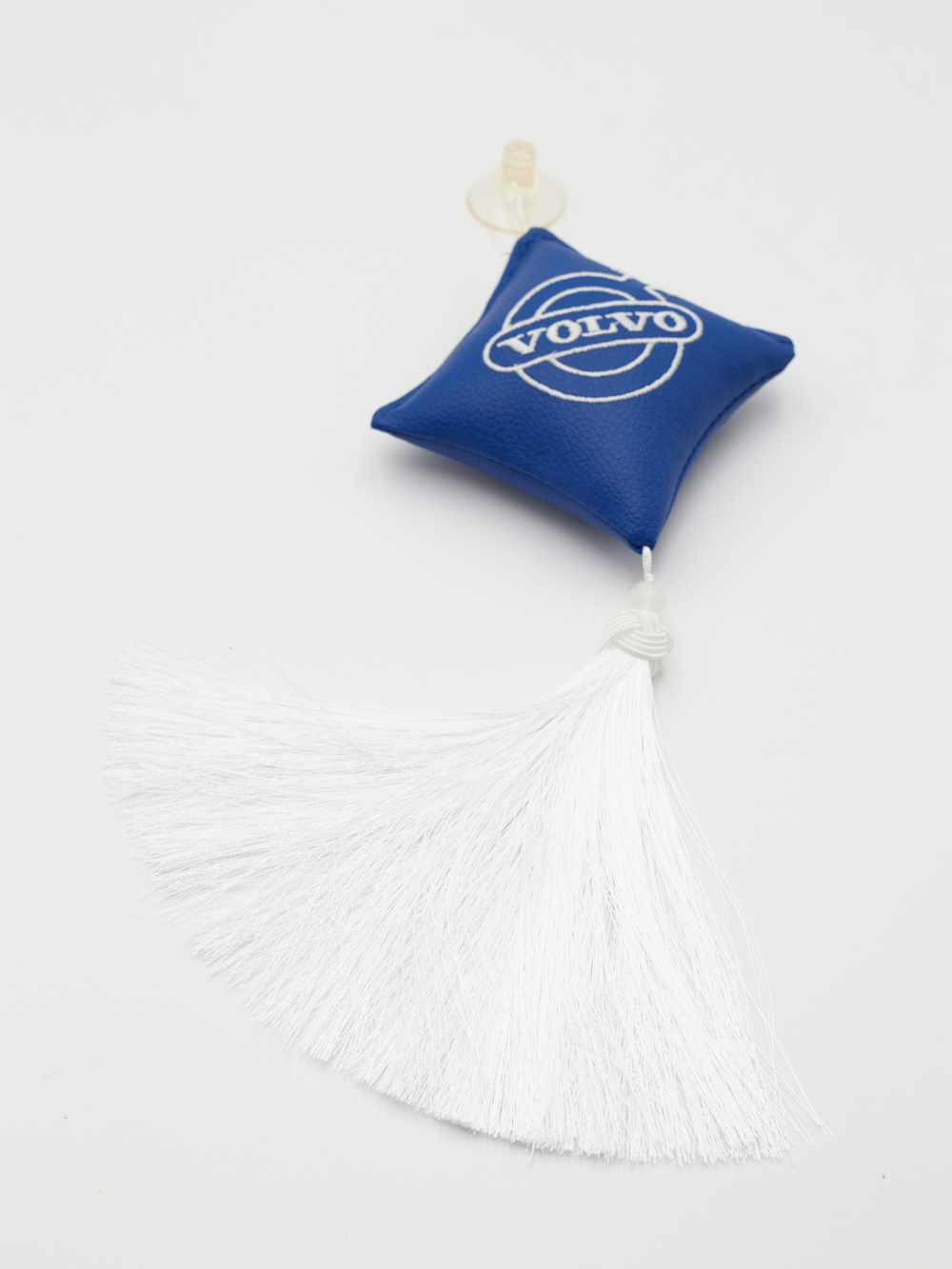 Ромб объемный на присоске VOLVO (экокожа, синий, белая вышивка, кисть)