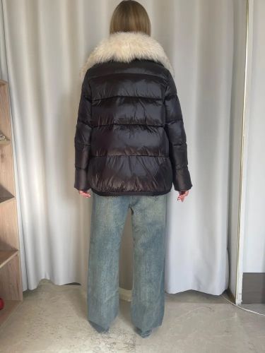 Черно-белый двубортный пуховик с мехом