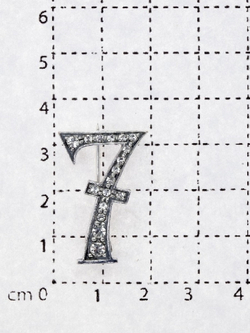 "Семь" брошь в серебряном покрытии из коллекции "Numerology" от Jenavi с замком булавка