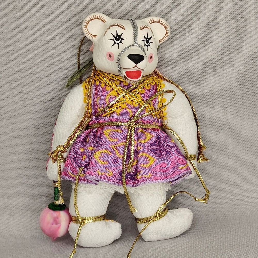 Ёлочная игрушка Девочка-медвежонок с ягодкой