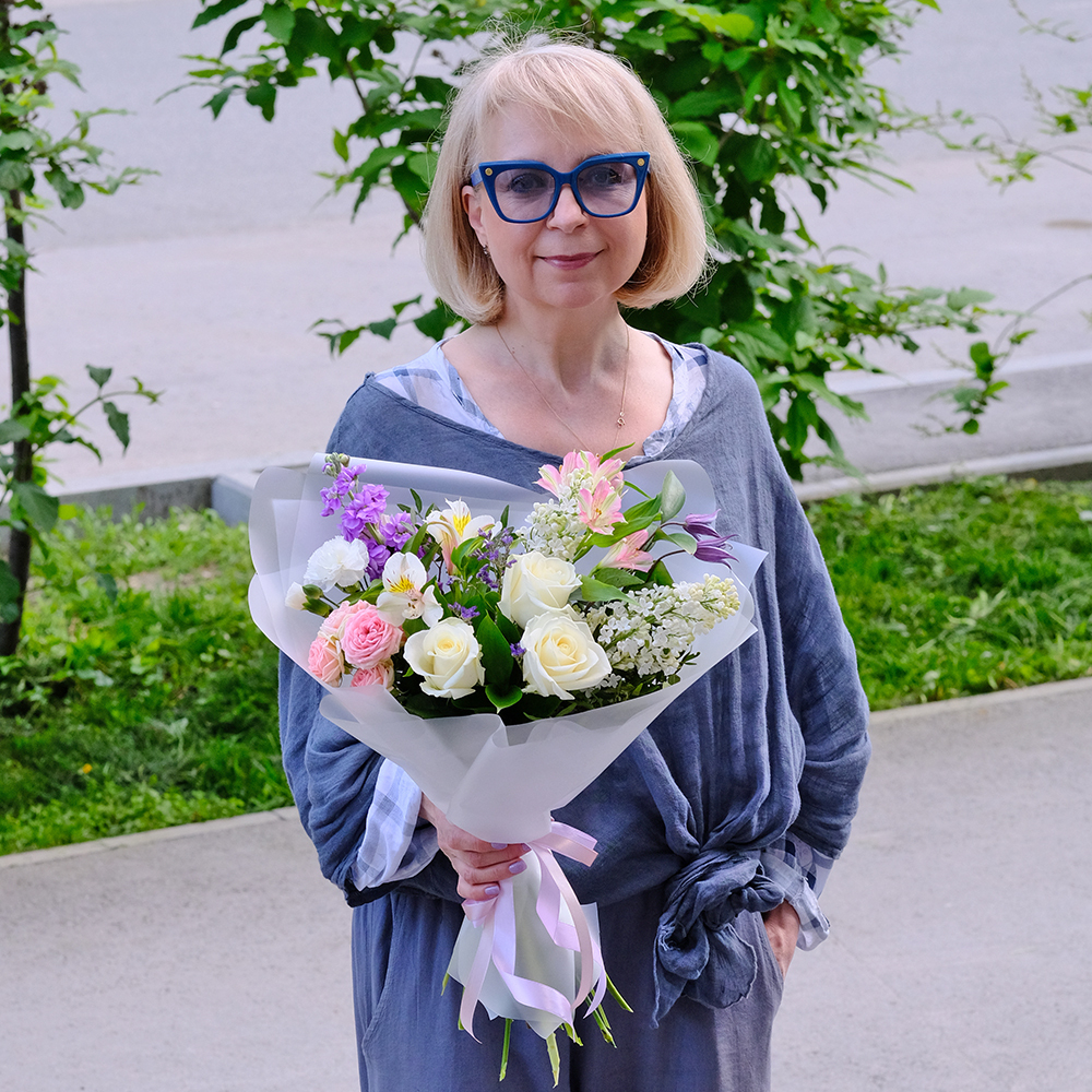 Букет цветов «Белая сирень» с альстромериями