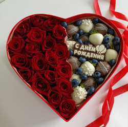Клубника в шоколаде и розы