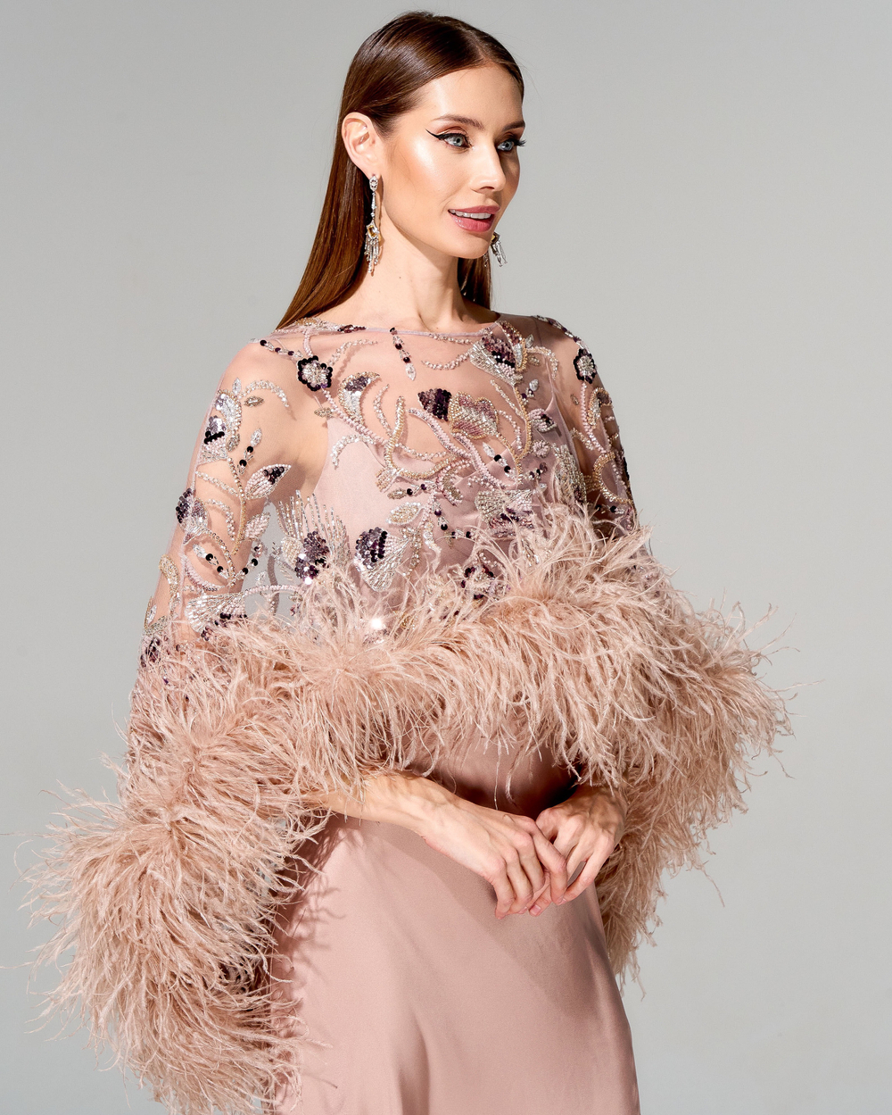 Укороченный кейп с премиальными перьями страуса