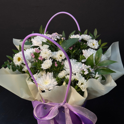 Сумочка с хризантемой и сортовой гвоздикой