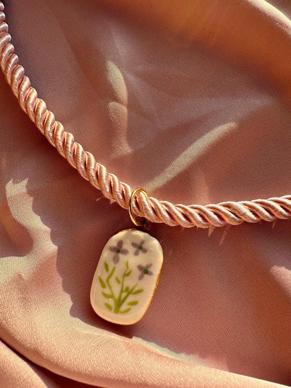 Чокер шнур сиреневый с подвеской