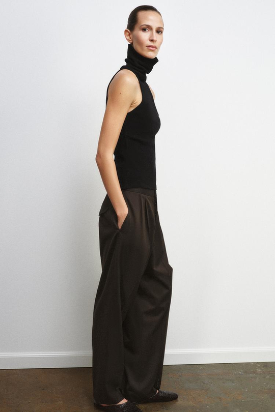 ZARA ТОП С ВЫСОКИМ ВОРОТНИКОМ БЕЗ РУКАВОВ, ЧЕРНЫЙ