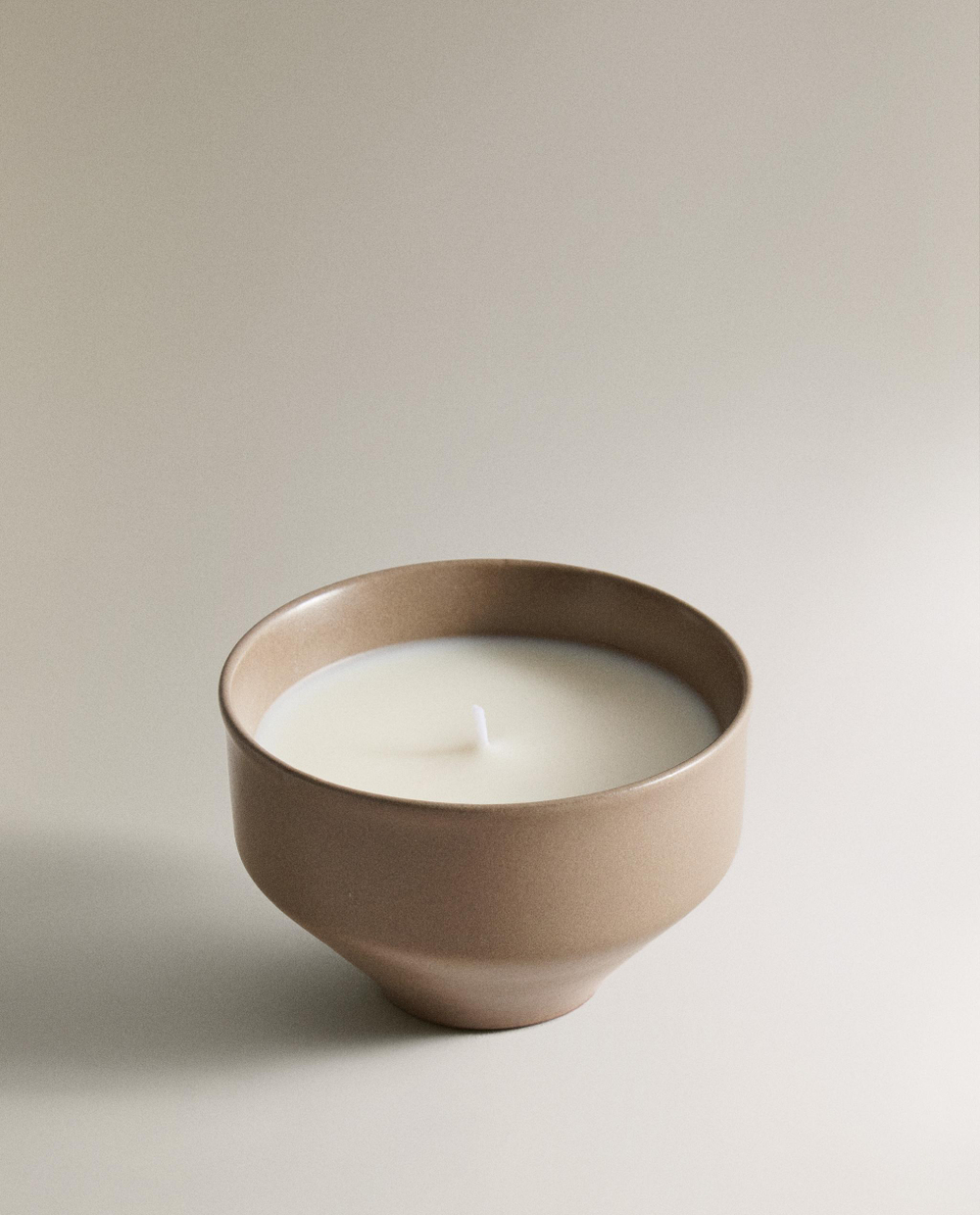 Zara Home Свеча ароматическая Orange Blossom 230 г, растительный воск, аромат цветочный, Розовый