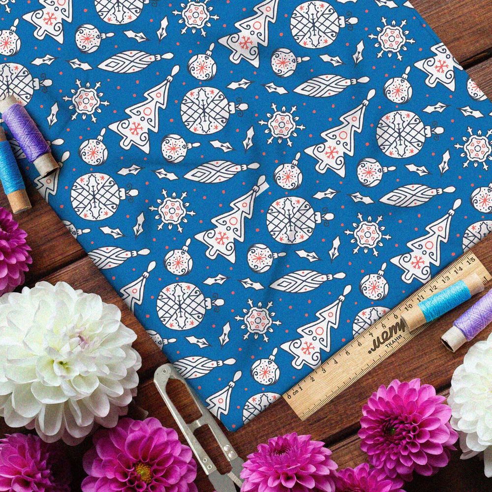 Ткань атлас старые ёлочные игрушки на голубом фоне