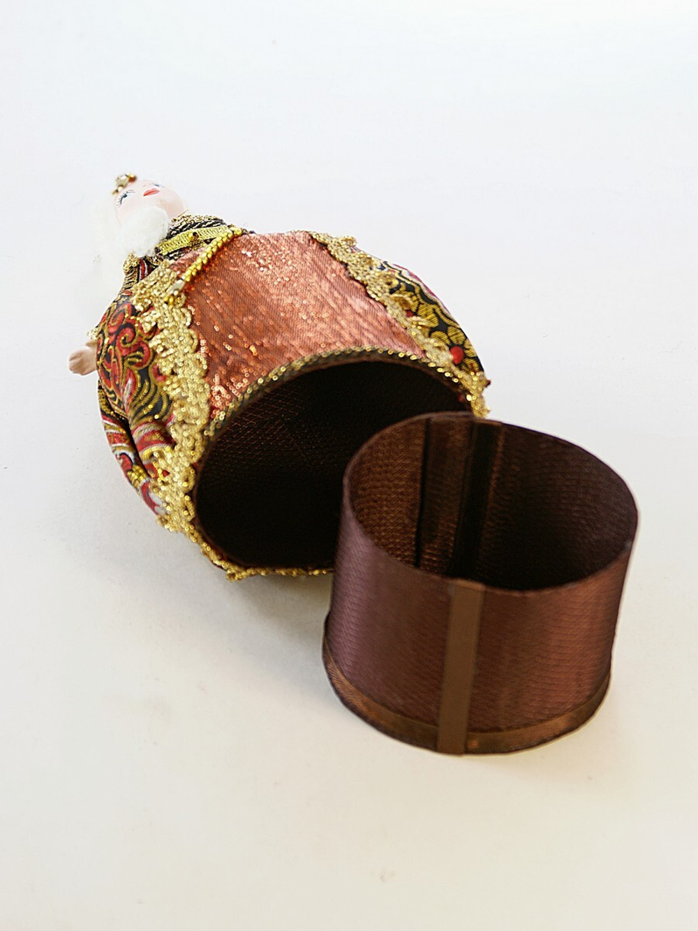 Кукла-шкатулка коллекционная фарфоровая Дама в костюме 18 века