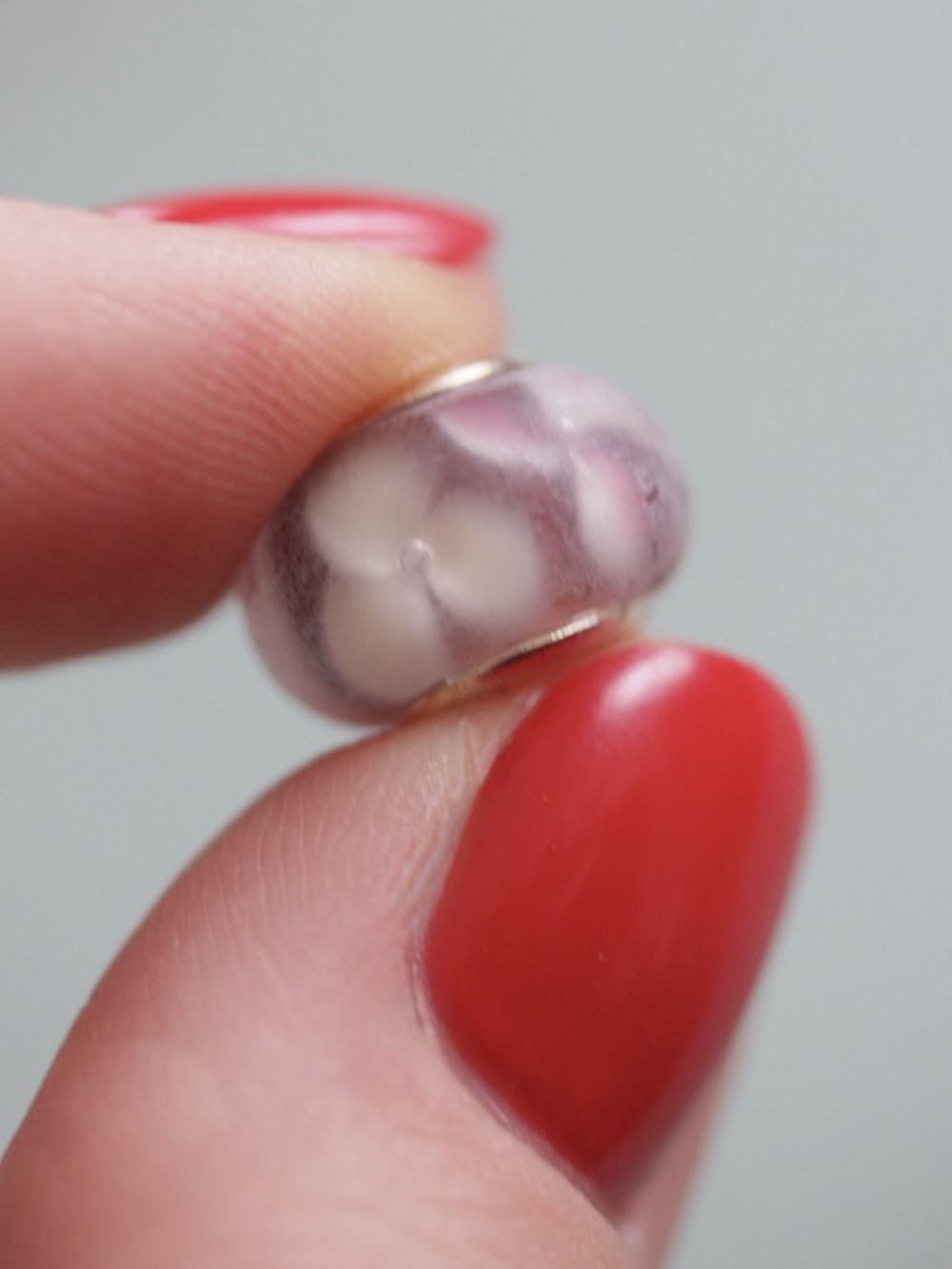 Бусина типа Пандора (Pandora) лэмпворк матовая темно-розовая с цветочками внутри