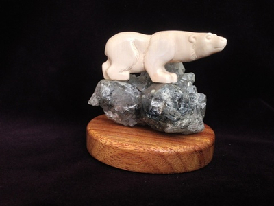 Медведь на скале