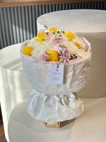 Букет из нарциссов, маттиолы и хризантемы