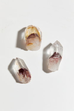 Горный хрусталь с гематитовым фантомом