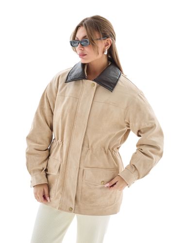 Бежевый пуховик из эко-замши с мехом песца и кожаным воротником