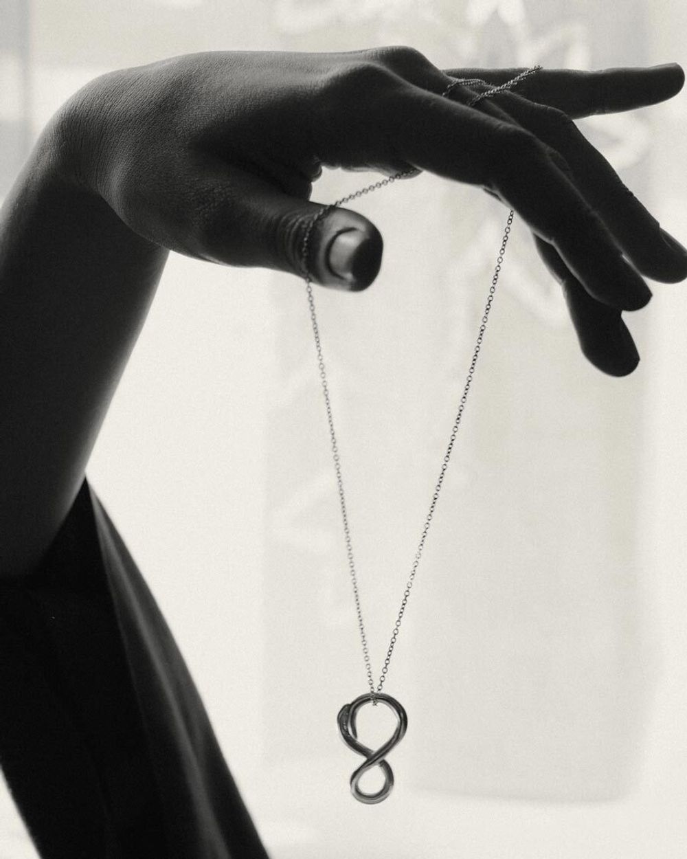Колье Восьмерка на шнурке