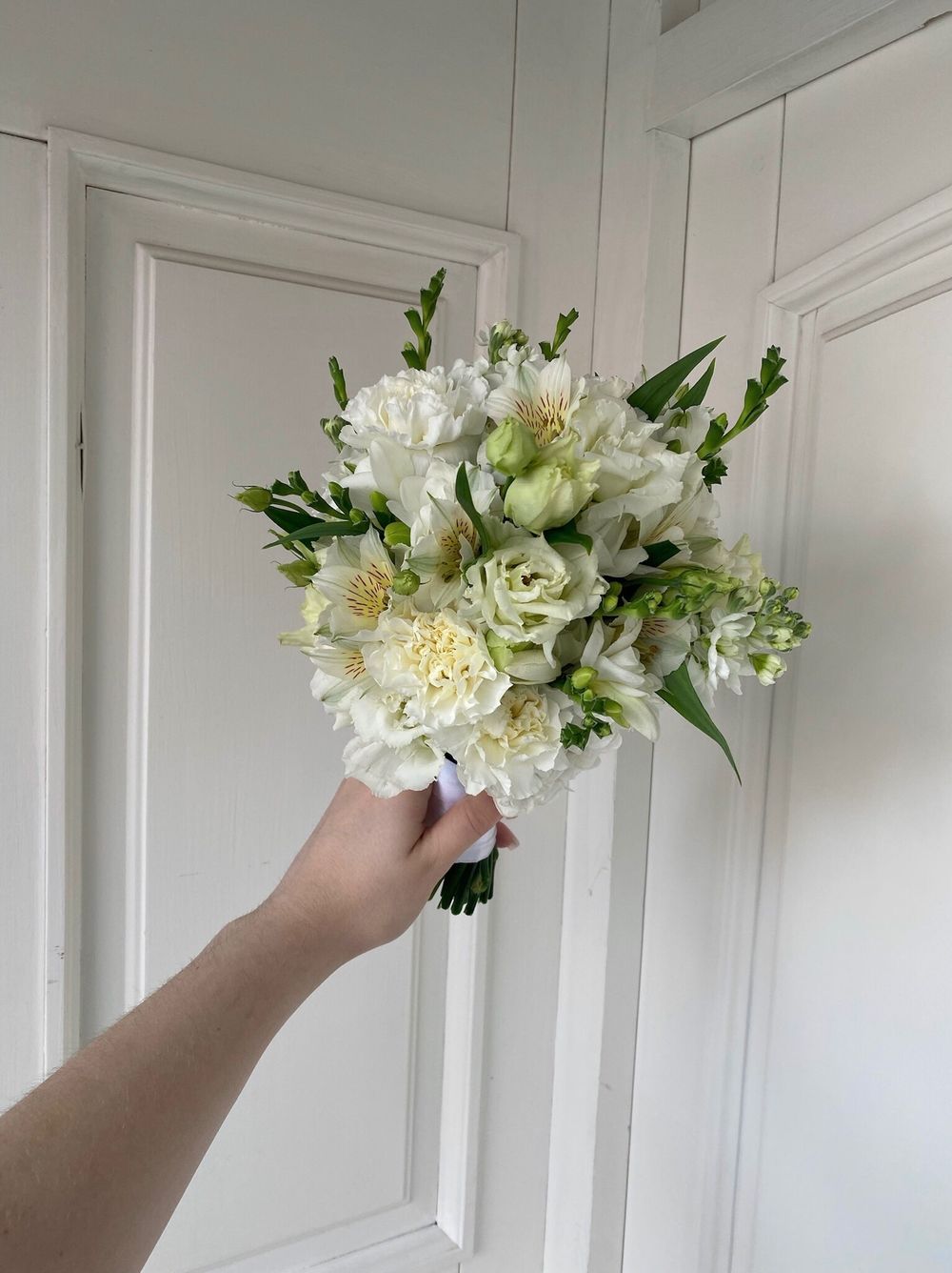 Свадебный букет из альстромерии, диантусов, лизиантуса и фрезии