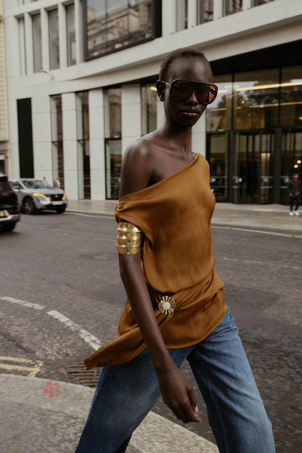 ZARA АТЛАСНЫЙ ТОП АСИММЕТРИЧНОГО КРОЯ С АППЛИКАЦИЕЙ, ТАБАЧНЫЙ