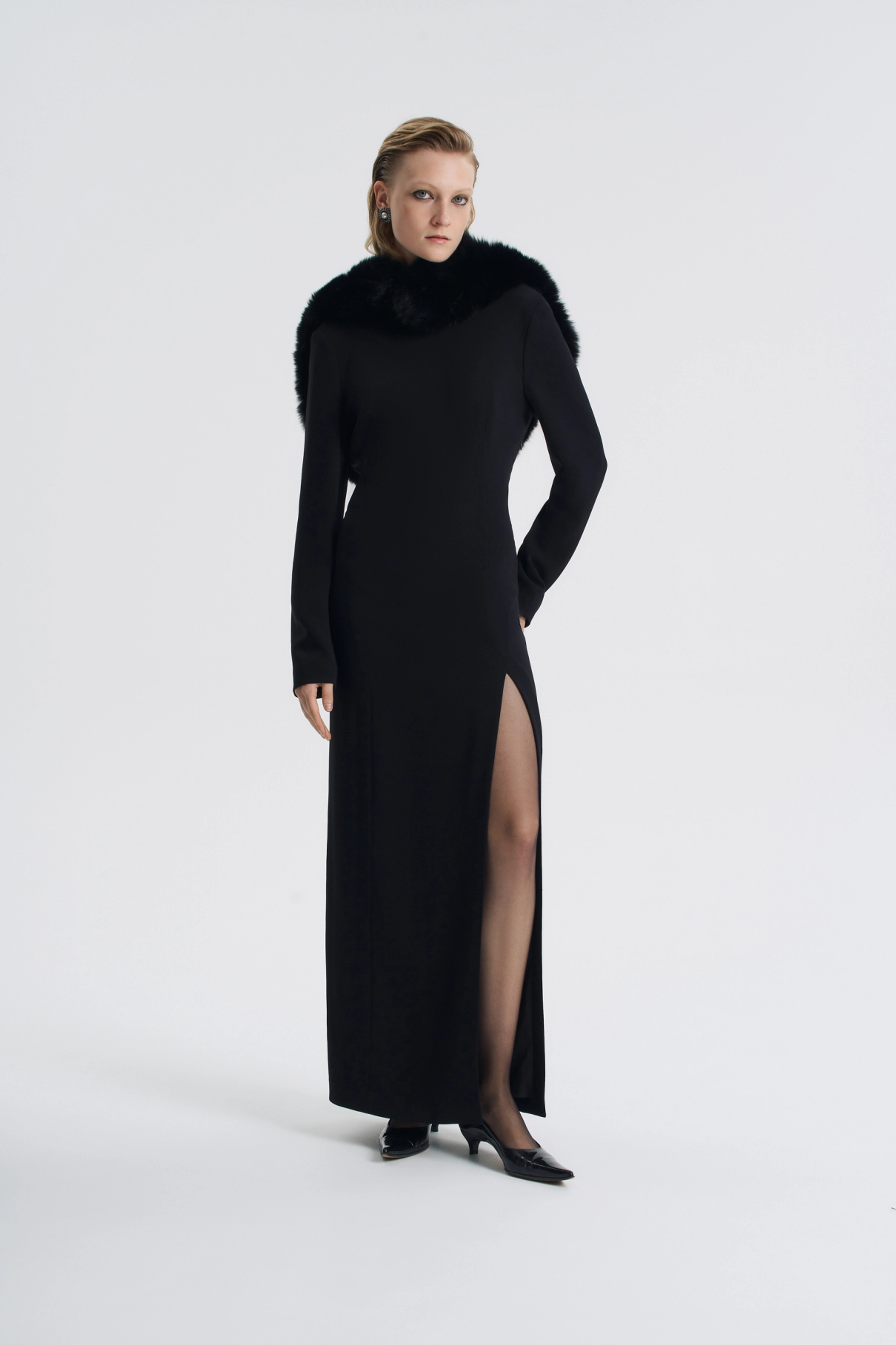 Платье в пол с вырезом на спине