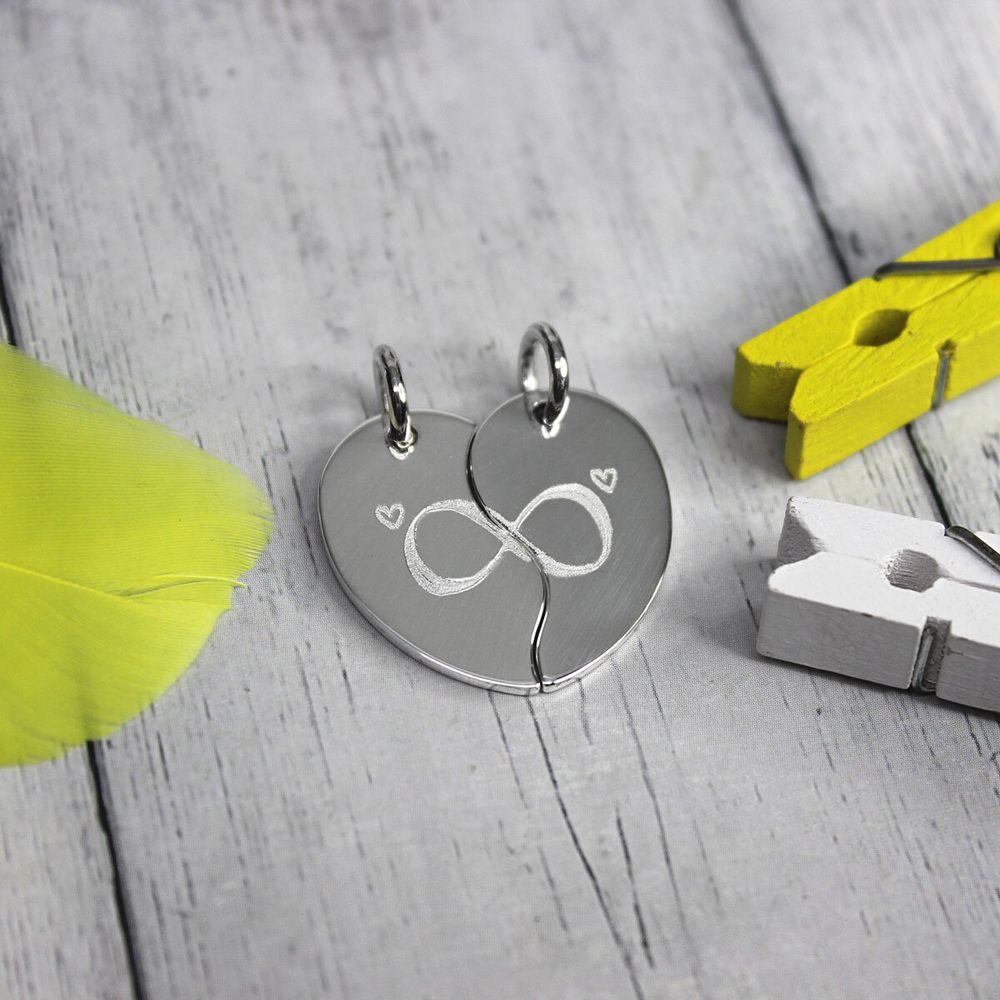 Серебряные парные кулоны подвески Половинки сердца с гравировкой на заказ