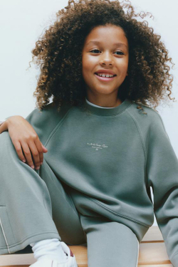 ZARA ТОЛСТОВКА ИЗ МОДАЛА С НАДПИСЬЮ, ЗЕЛЕНЫЙ