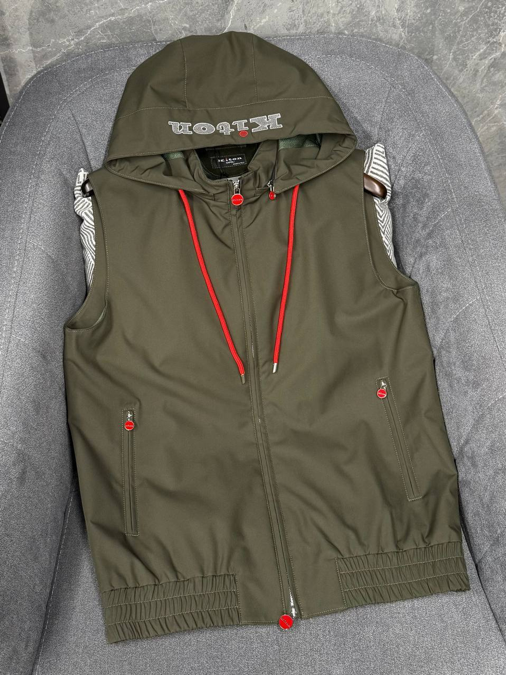 Безрукавка Kiton
