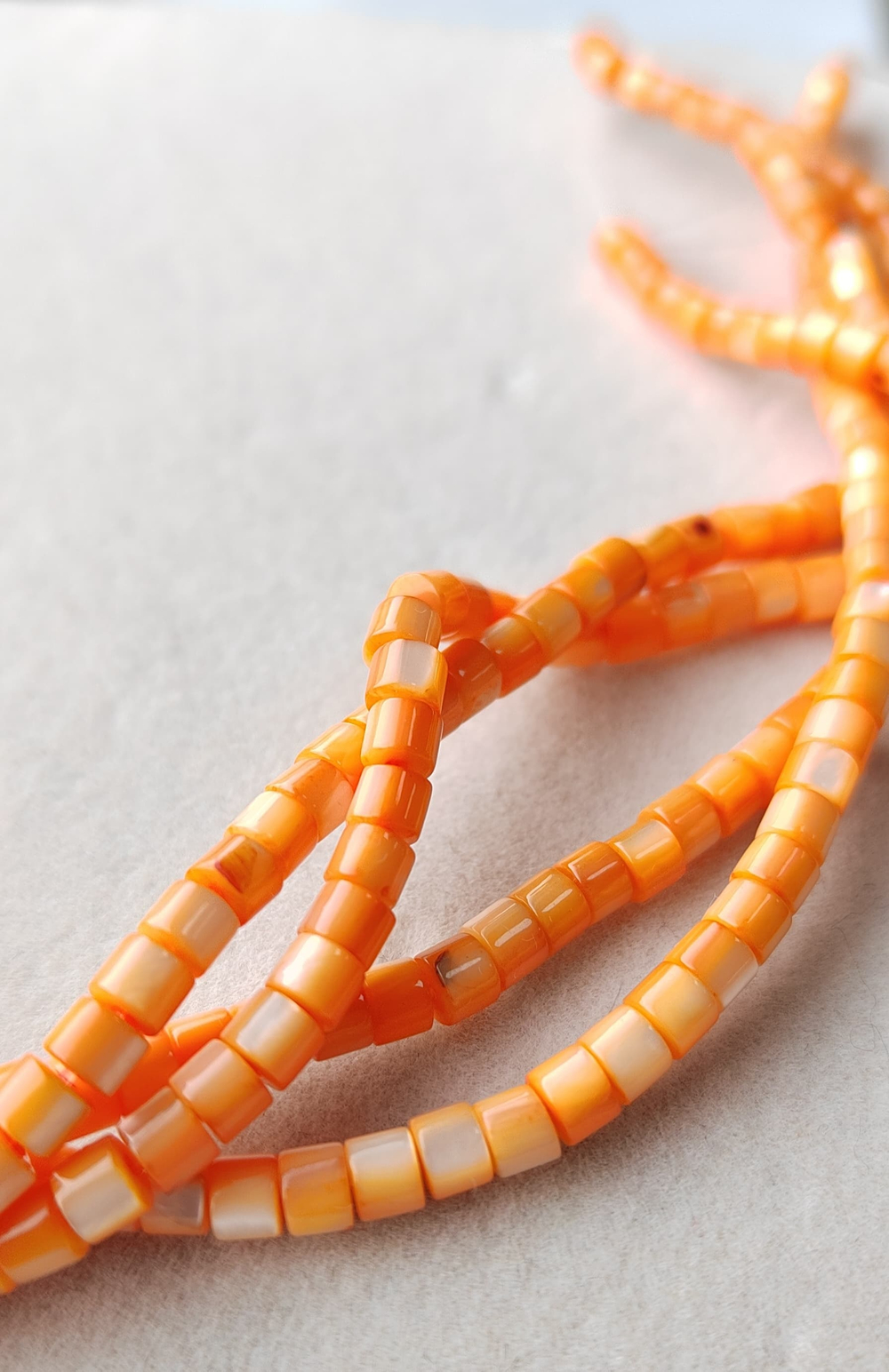 9526-о Перламутр оранжевый, шайба, 4х2 мм, нить 19см