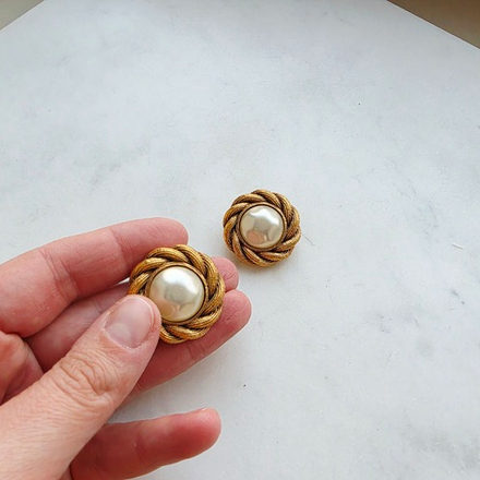 Клипсы Chanel с барочным жемчугом