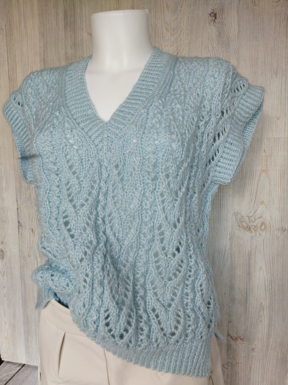 Жилет вязаный ажурный