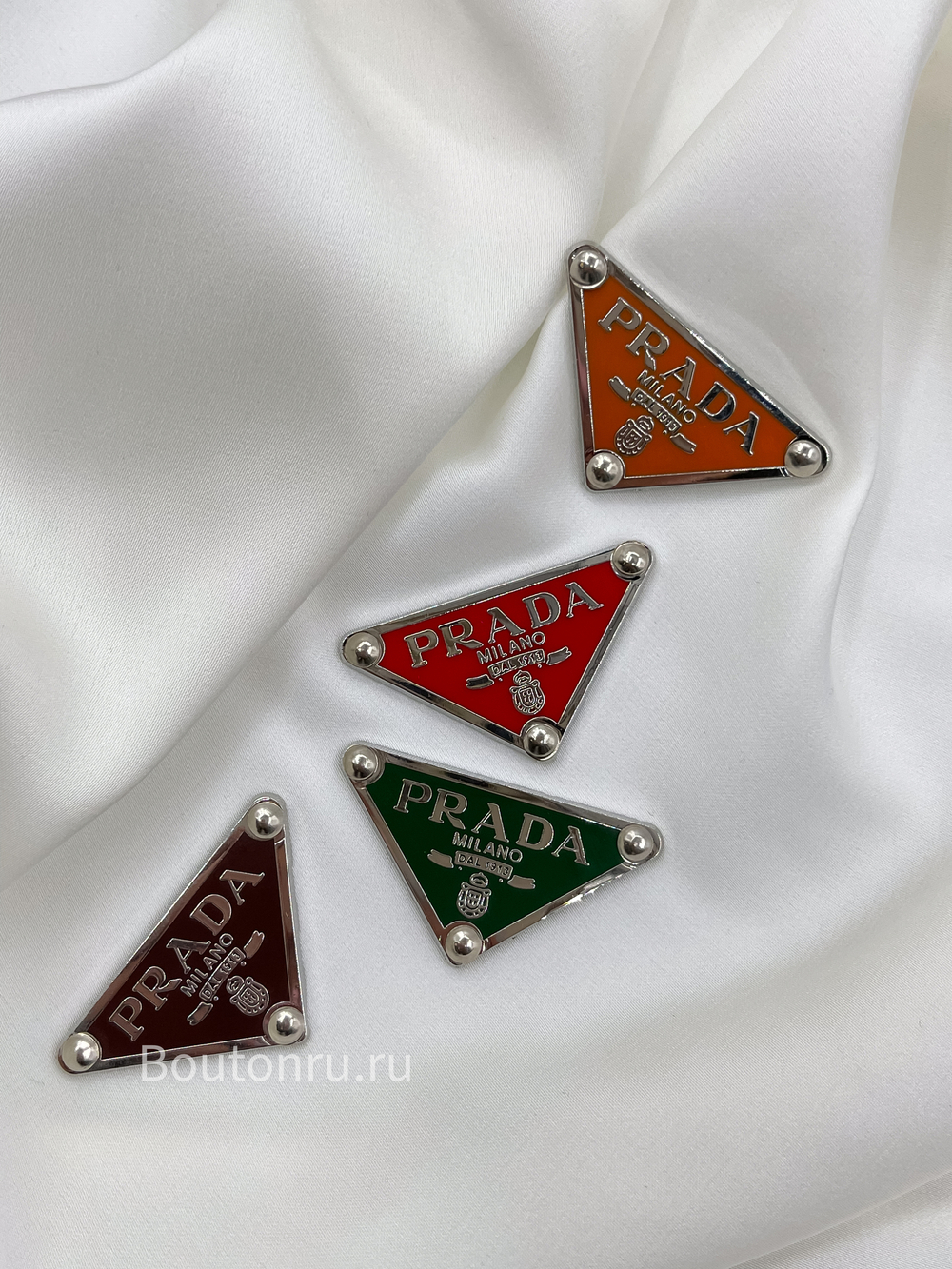 Логотип металлический Прад. серебро с оранжевым